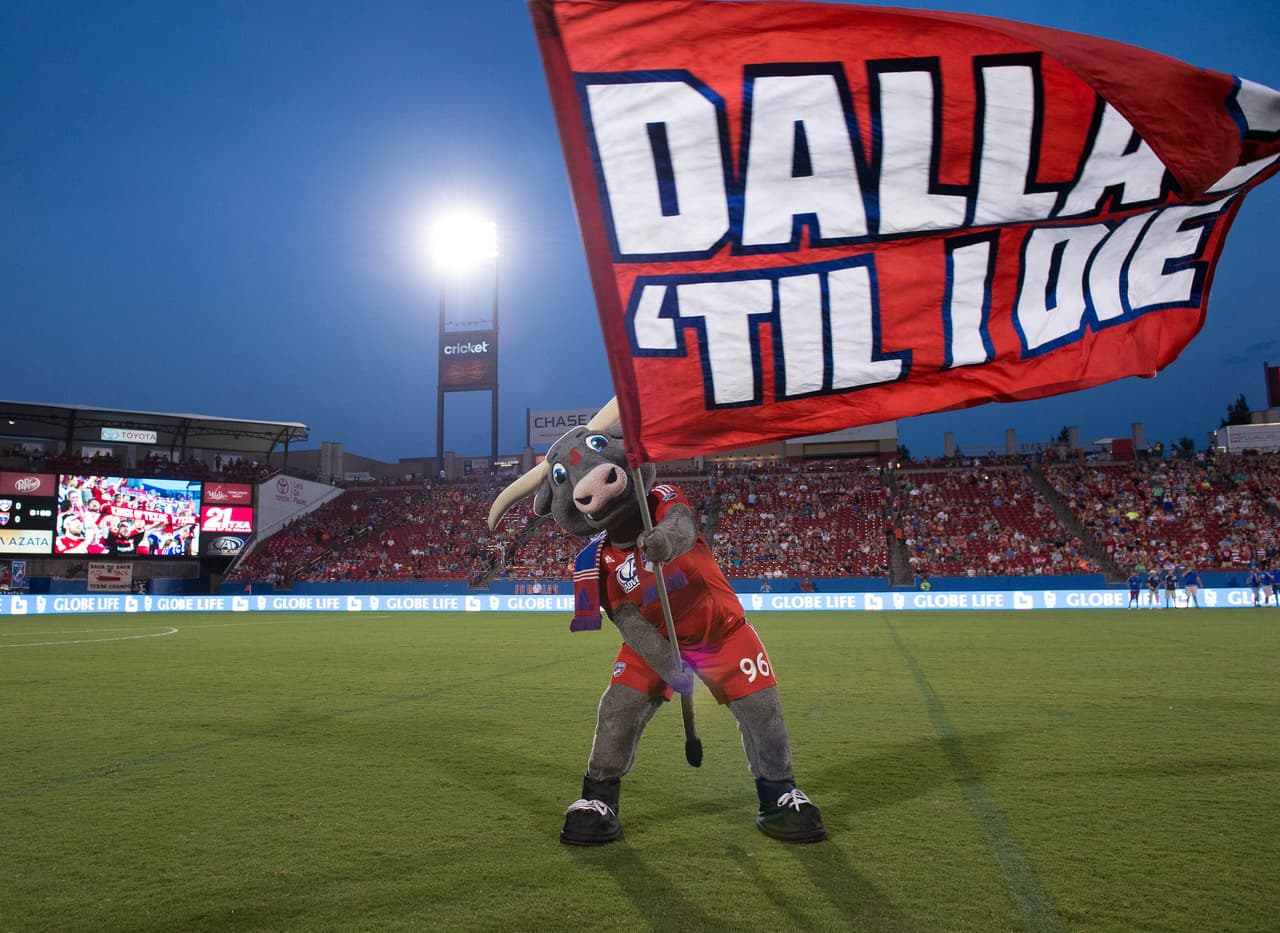 Hasta Tex Hooper, la mascota de Dallas, estaba pendiente previo al partido