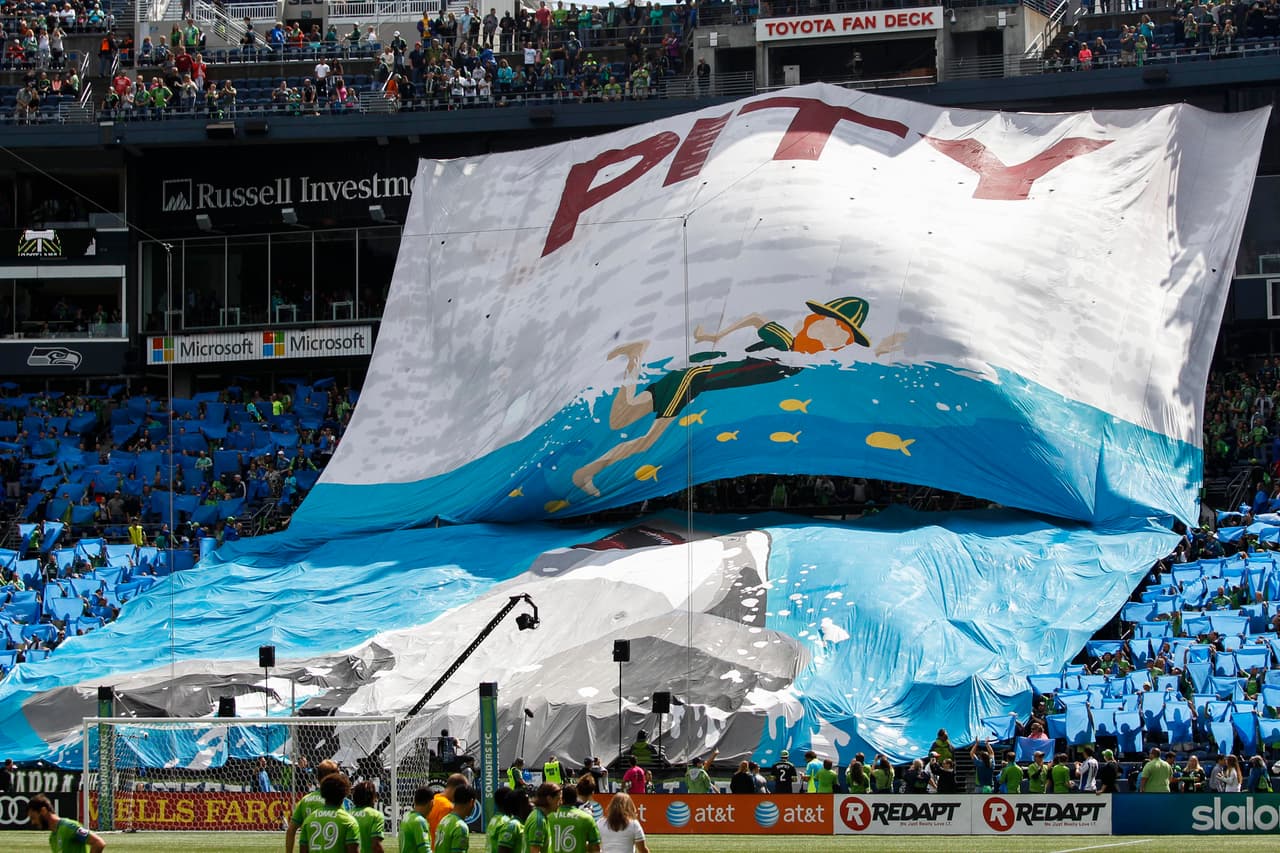 Con un tifo en el cual un tiburón se devora a un duende con el uniforme de los Timbers, los aficionados de los Sounders dieron la patada inicial