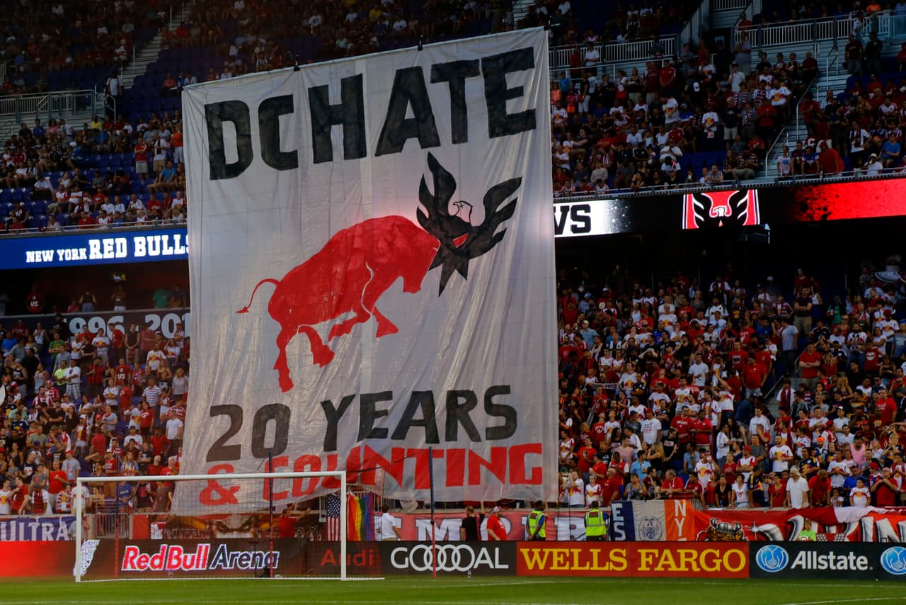 El tifo del equipo local era muy diciente. "DC HATE" (Odio a DC), en el cual el toro le clavó los cuernos al Águila del escudo de DC.