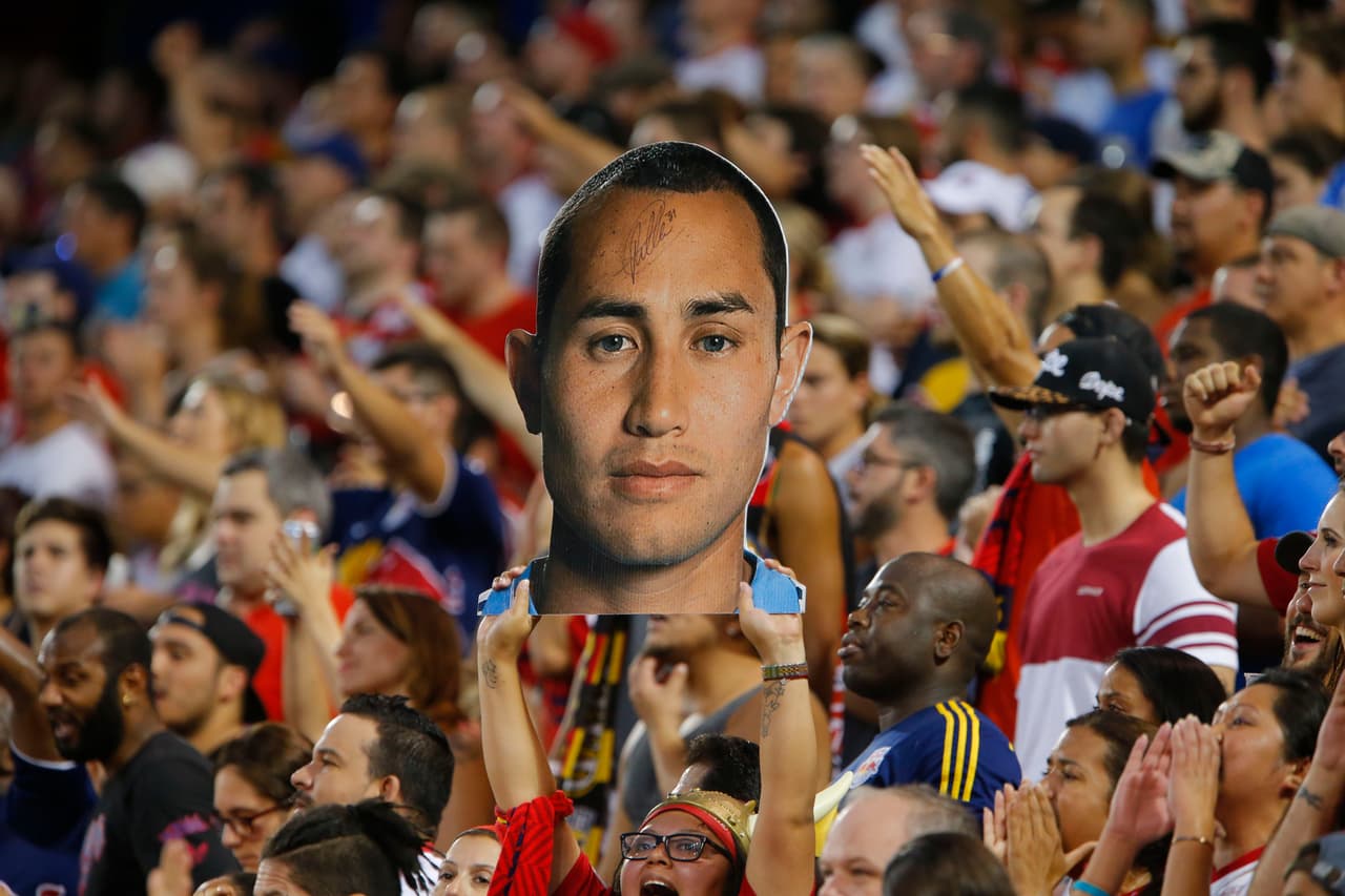 Los aficionados comenzaron desde el comienzo a tomar favoritismo, como con esta cara de Luis Robles, el portero de los Red Bulls.