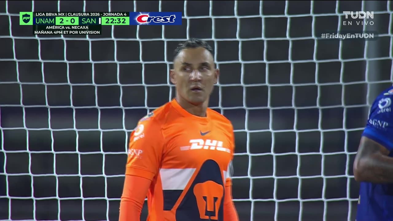 ¡Atajada enferma de Keylor Navas para salvar el arco de Pumas vs Santos!