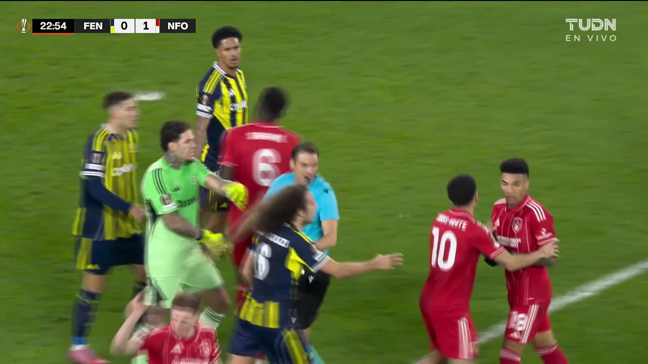 Nottingham Forest reclama penal pero el árbitro deja seguir ante Fenerbahçe