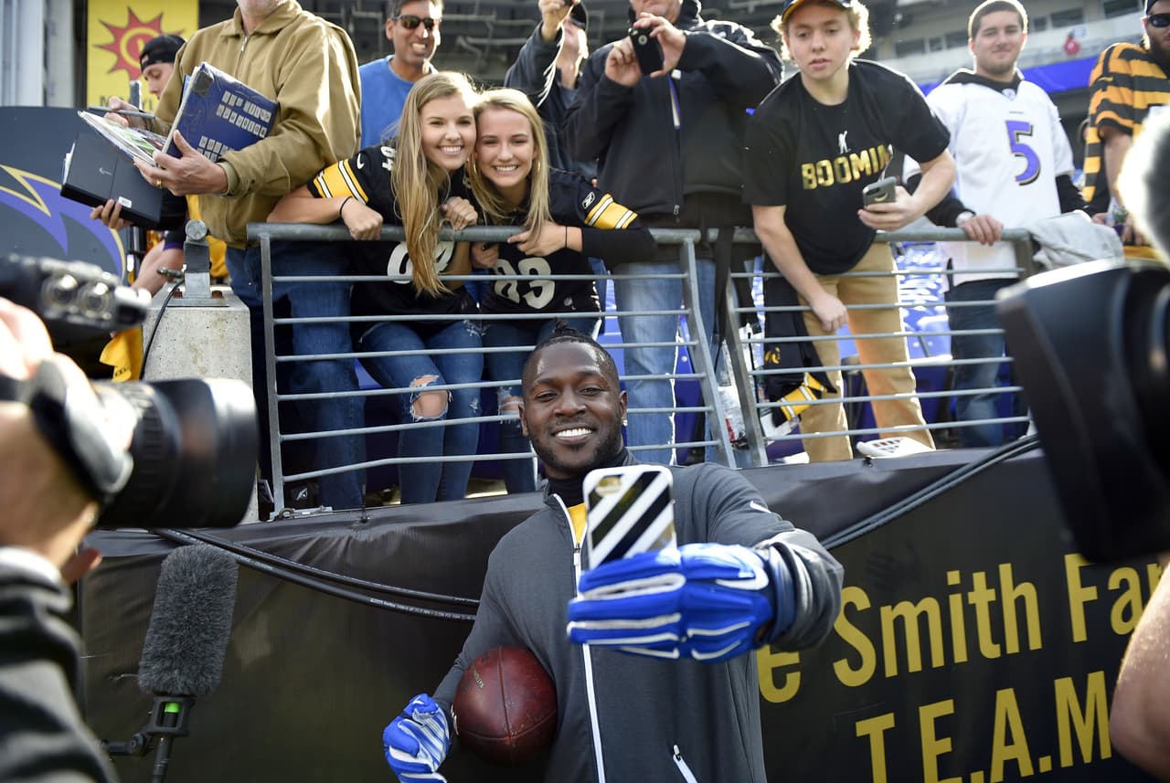 Antonio Brown no desperdició la oportunidad, como siempre, de tomarse la sefie con los fans de los Steelers.