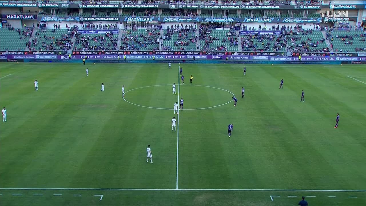 Arranca el partido y la pelota está en juego.