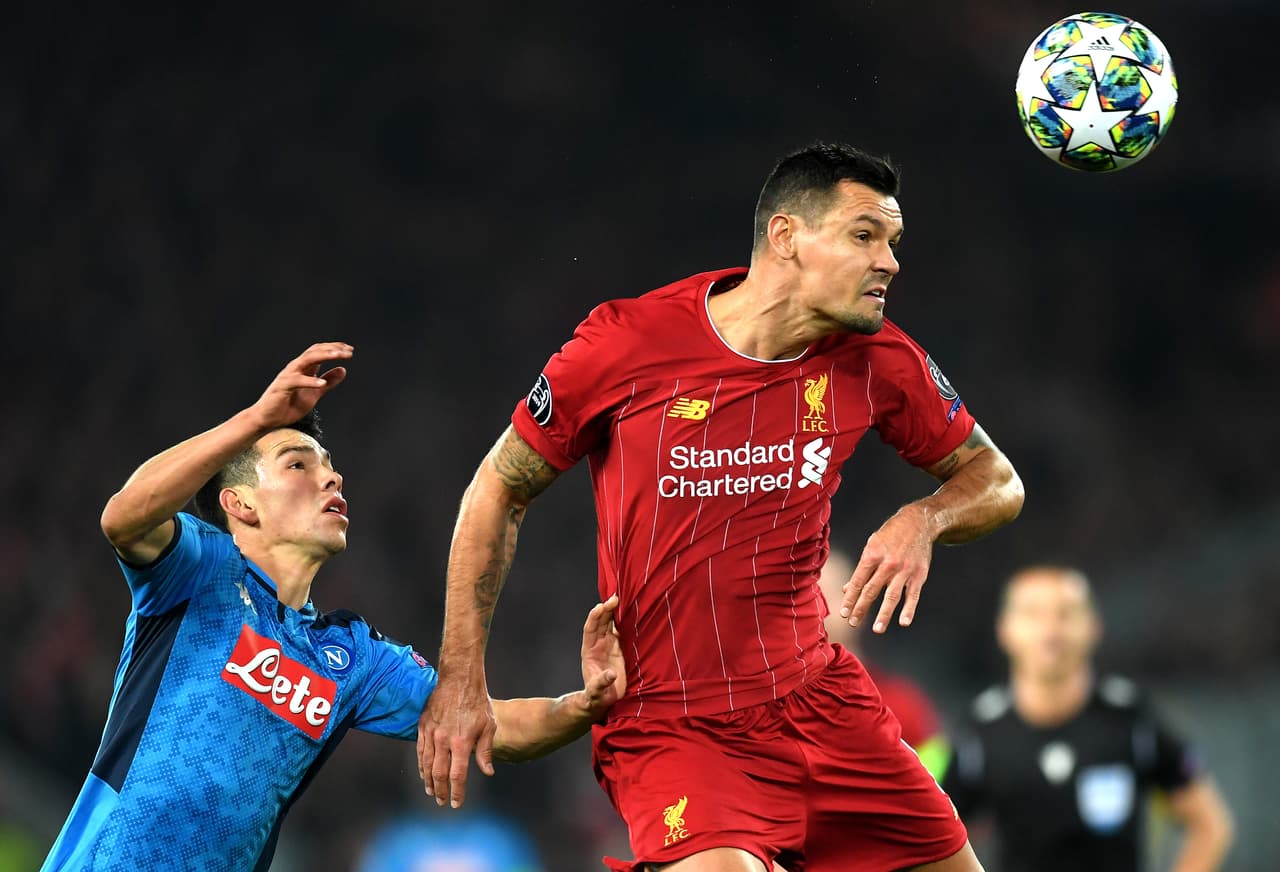 Lovren hizo marca personal sobre Hirving Lozano gran parte del encuentro.