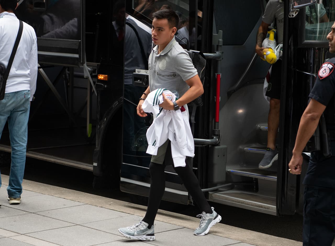 Los futbolistas de la Selección de México arribaron a la ciudad de Houston, donde el sábado entrante se medirán a la de Costa Rica para dirimir un boleto a las Semifinales de la Copa Oro 2019. Entre gritos, porras y mucho entusiasmo, la afición recibió de esta manera a los seleccionados mexicanos.