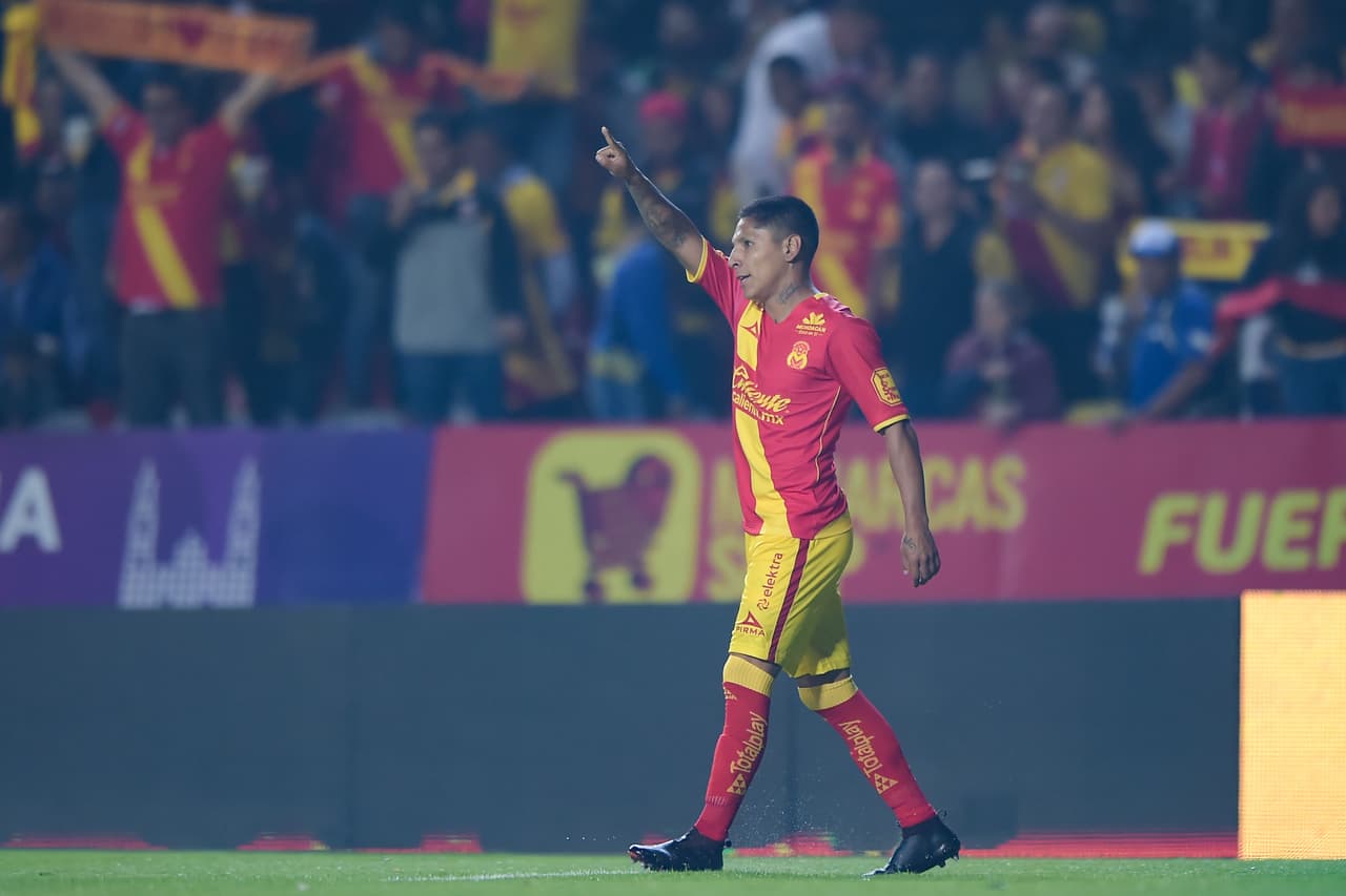 Al minuto 30, Monarcas abrió el marcador por conducto de Raúl Ruidíaz tras una gran jugada de Valdés dentro del área.