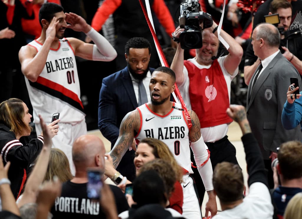 Las mejores imágenes del partidazo de Damian Lillard ante el Oklahoma City Thunder. El astro de los Portland Trail Blazers anotó 50 puntos y con un triplazo antes de que expirara el reloj, de casi media cancha, puso fin a la serie.