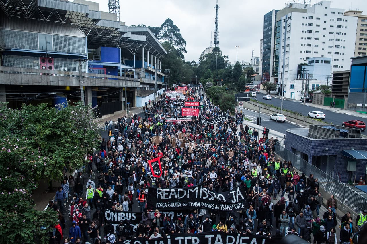Para los dos torneos FIFA los alegatos del pueblo iban dirigidos a la extensa inversión que realizó el Gobierno para remodelar sus estadios y ciudades, mientras miles de personas morían de hambre y no tenían salud ni escuelas dignas. Para Río 2016 las cosas estallaron por escándalos de corrupción como en esta oportunidad, en la que se han programados protestas en favor de Lula Da Silva por su polémico encarcelamiento.