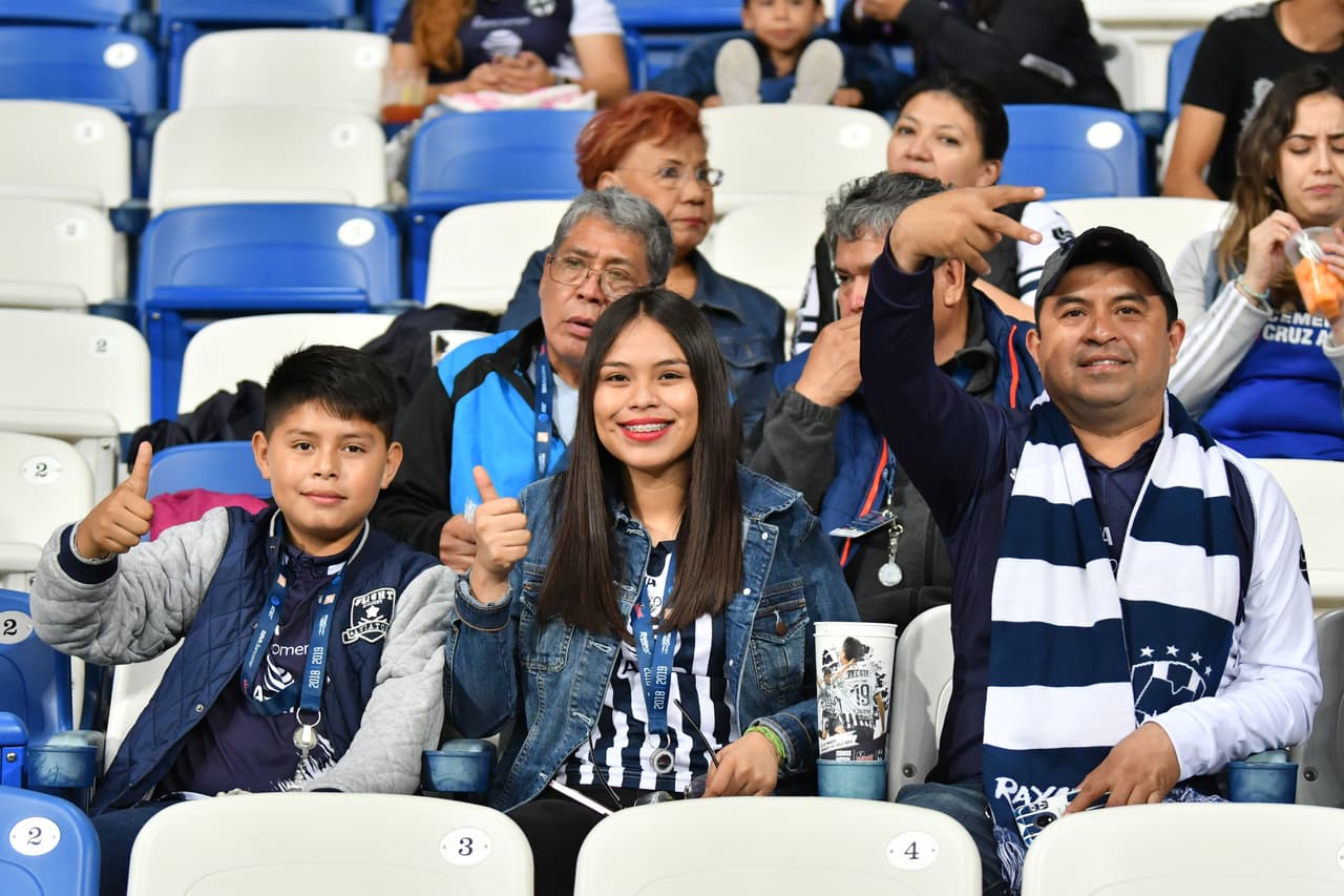 En las tribunas del Estadio BBVA Bancomer se vive la antesala al juego entre Rayados y Cruz Azul por la jornada 12 del Clausura 2019 de la Liga MX.