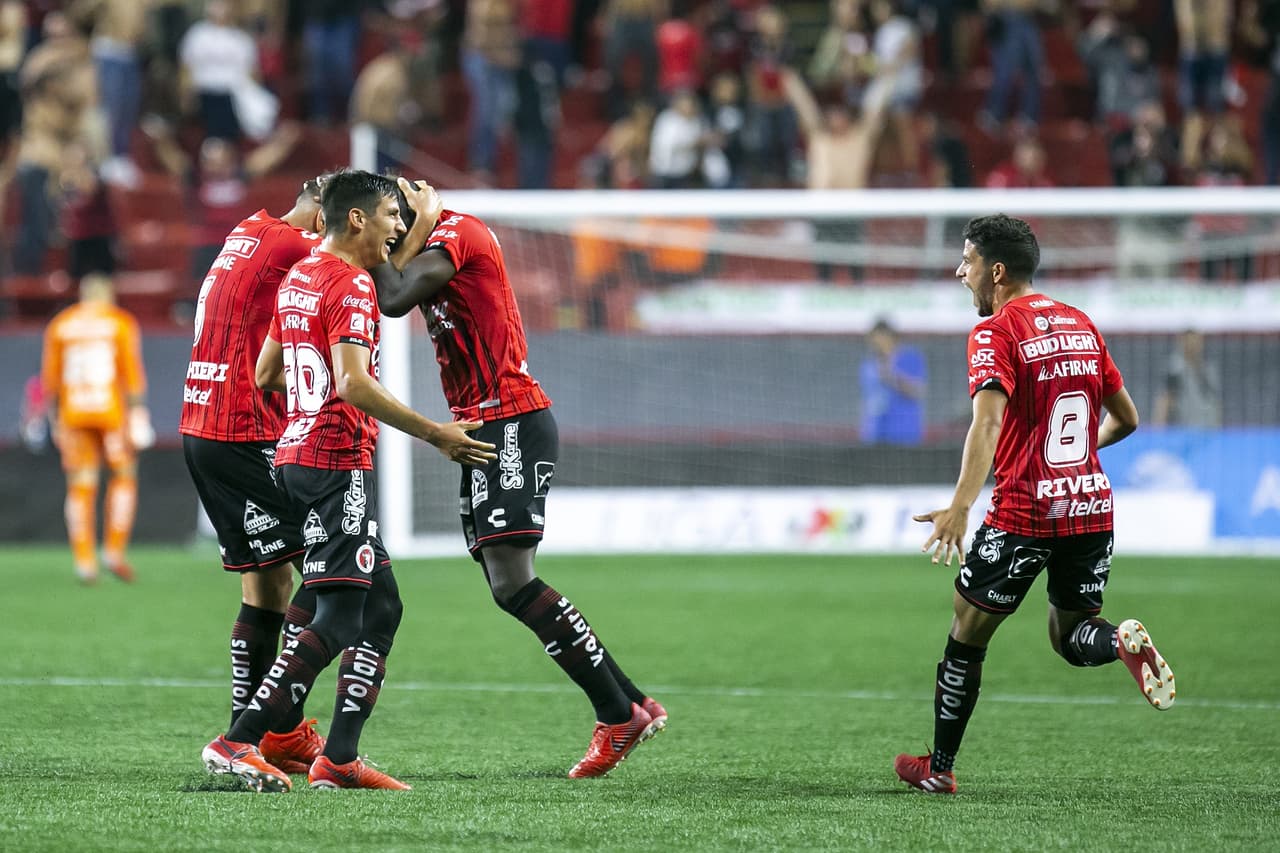 Con goles de Velázquez, Balanta y 'Cubo' Torres, Xolos remontó de último minuto para arrebatarle los tres puntos a Cruz Azul. Aguilar y Yotún anotaron para La Máquina.