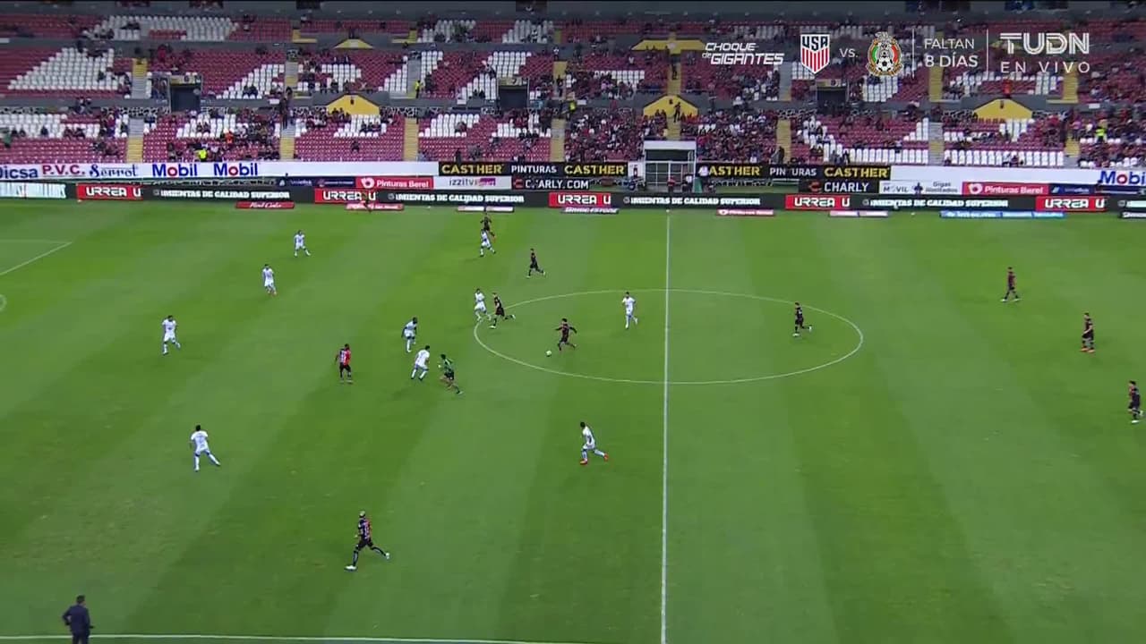 Arranca el partido y la pelota está en juego.