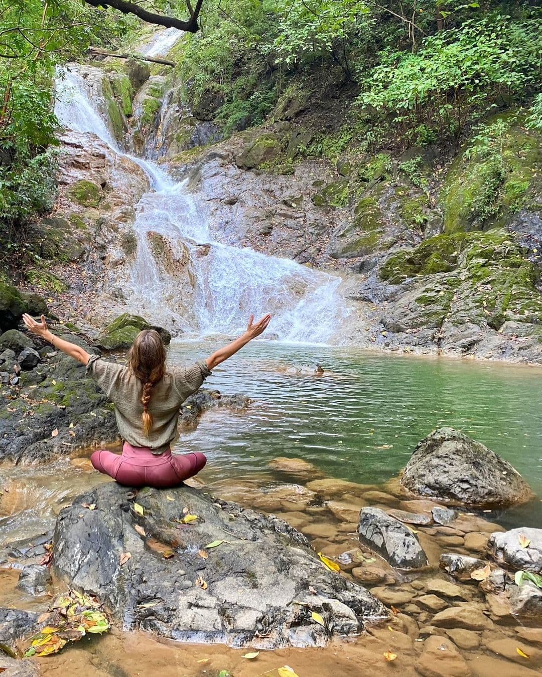 Bündchen a menudo comparte sus rutinas y filosofías de ejercicio y meditación en sus plataformas de redes sociales.
