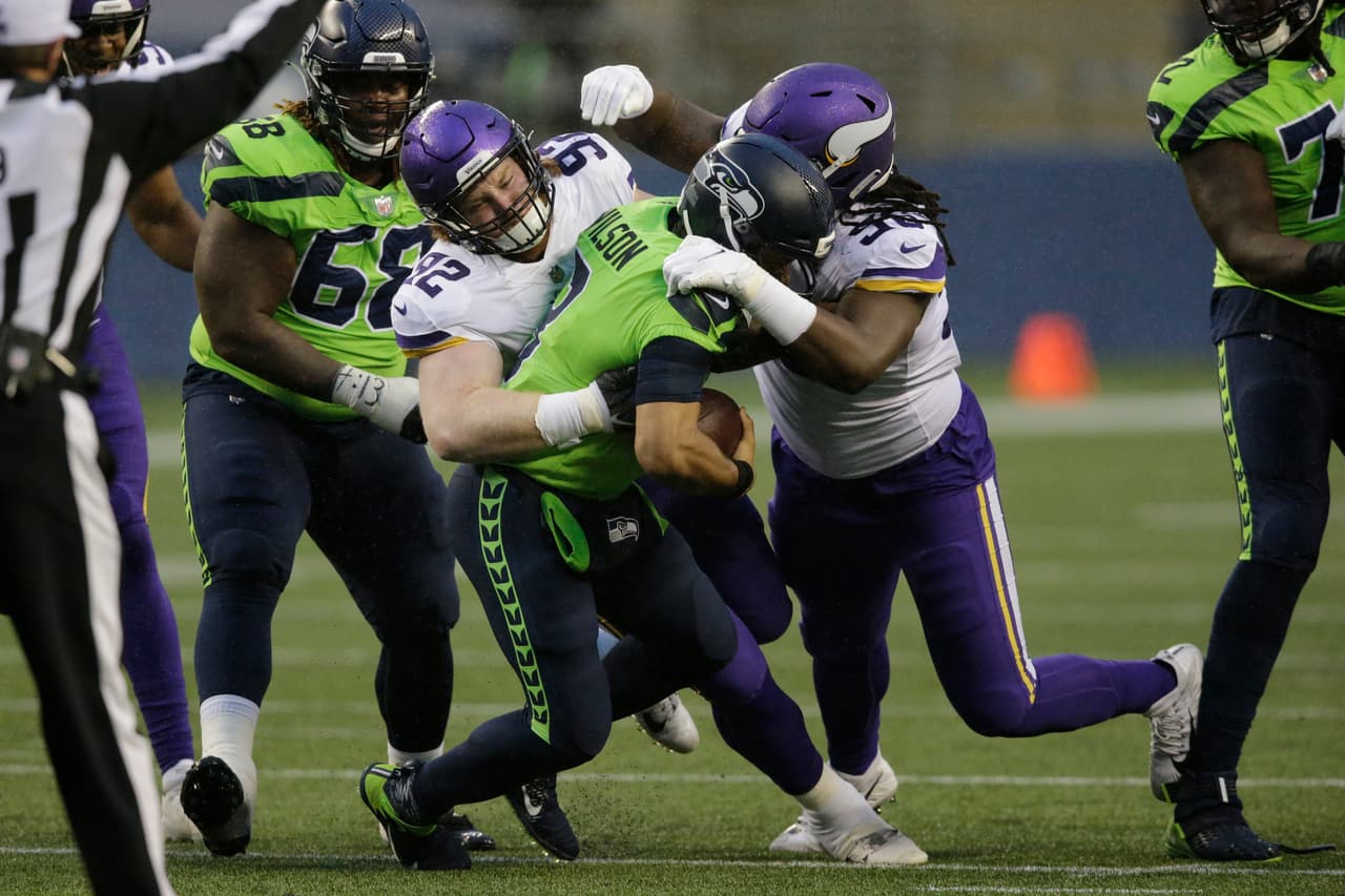 Los Seattle Seahawks consiguen ganar el encuentro en los últimos segundos del partido con un apretado marcador de 26-27 a favor.