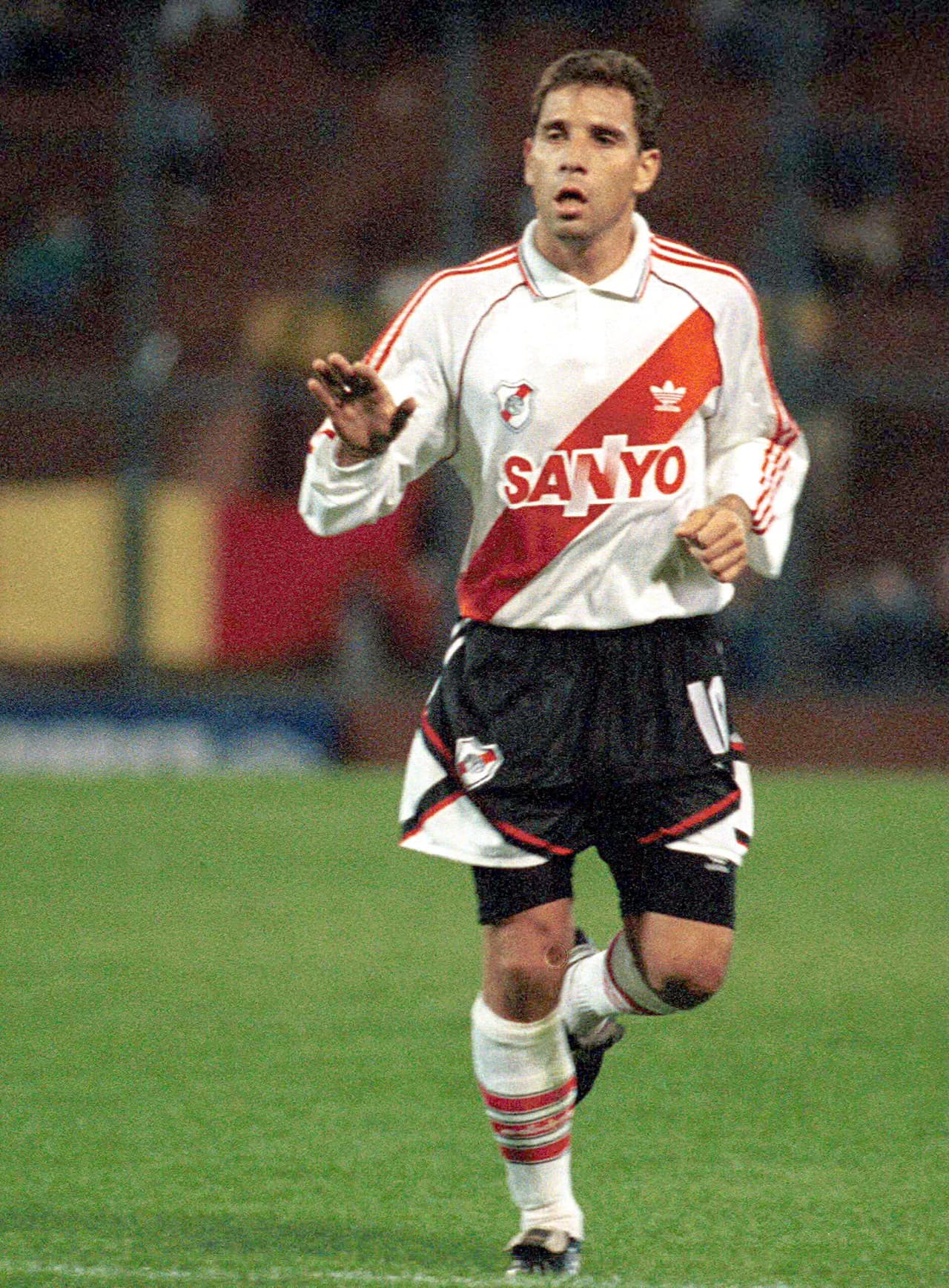 Alberto García Aspe si bien no pudo cruzar el Atlántico para jugar en Europa, fue a la parte sur de Continente para militar con River Plate en 1995.