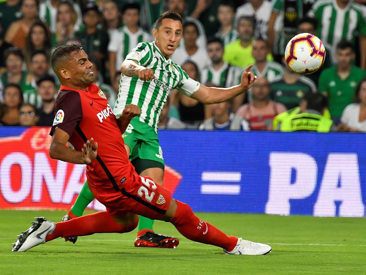 El mediocampista mexicano Andrés Guardado (centro) actuó los 90 minutos con el Real Betis en la victoria 1-0 sobre Sevilla en el derbi andaluz por la tercera jornada de la Liga Española.