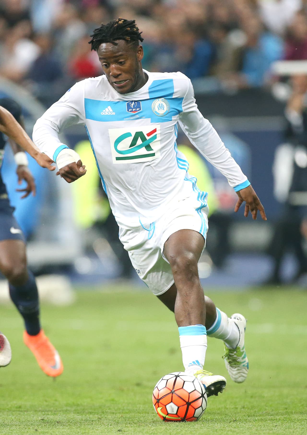 El delantero belga de origen congolés Michy Batshuayi pasó del Olympique Marsella (FRA) al Chelsea (ING) por 40.000.000 de euros.