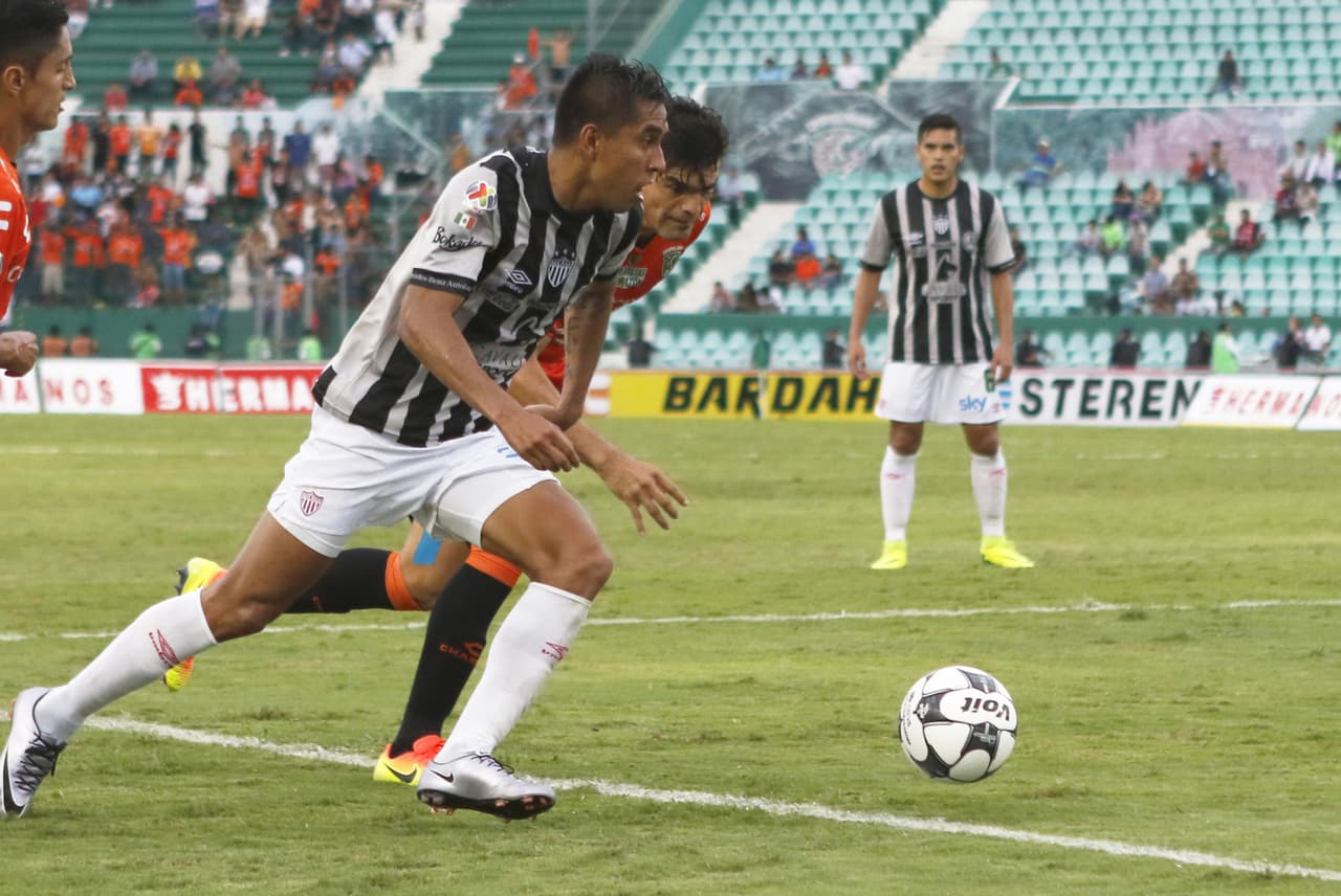 Jesús Isijara firmó una espléndida jugada del Necaxa para el 2-0 de Necaxa sobre Jaguares.