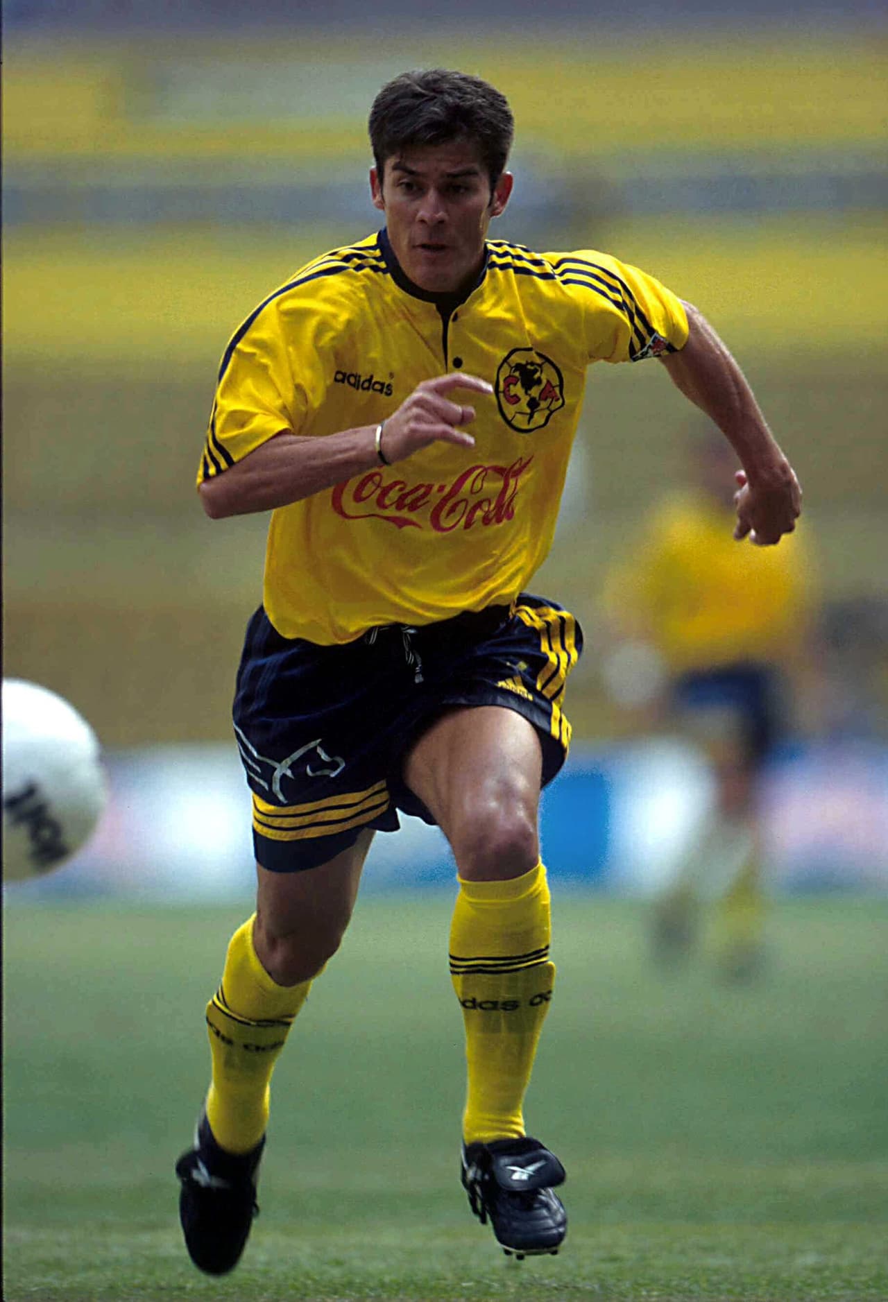 Muy criticado fue su paso al mayor rival del Guadalajara: América. Ramón Ramírez utilizó la playera amarilla en 1999.