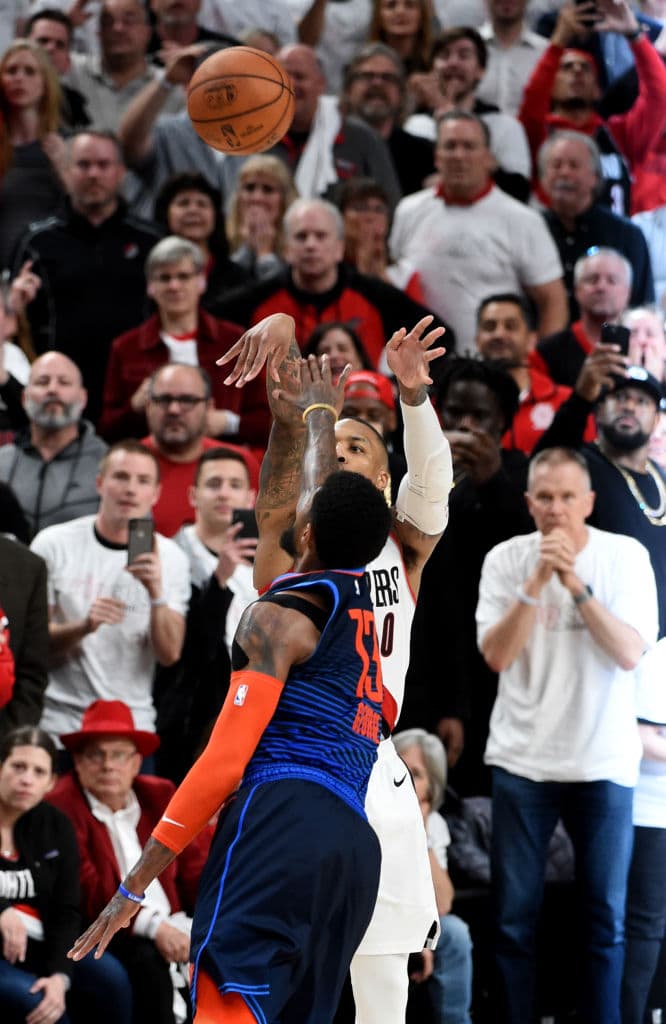 Las mejores imágenes del partidazo de Damian Lillard ante el Oklahoma City Thunder. El astro de los Portland Trail Blazers anotó 50 puntos y con un triplazo antes de que expirara el reloj, de casi media cancha, puso fin a la serie.