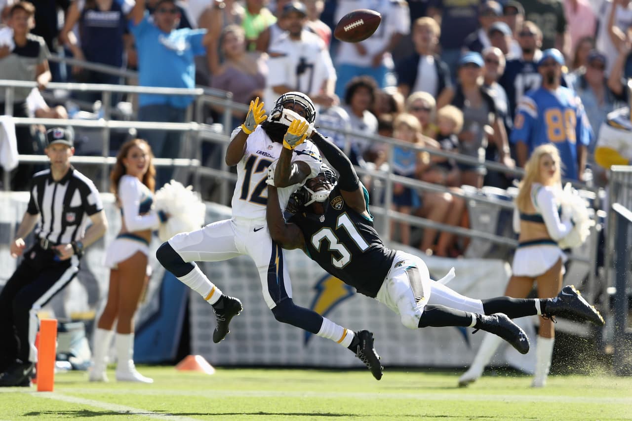 Travis Benjamin de los Chargers se llevó este pase de Rivers en el Qualcomm Stadium.