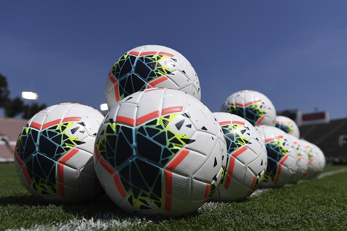 Los balones listos para la acción de la Copa Oro entre Canadá y Martinica.