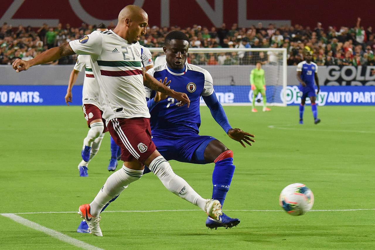 En esta imagen, Luis Rodríguez de México y Alex Christian de Haití, en plena disputa por la pelota, con el segundo tiempo ya en una etapa media.