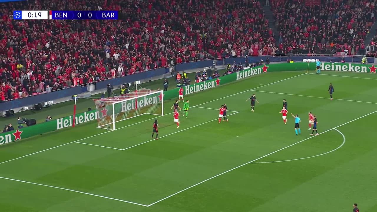 ¡TIRO ATAJADO! disparo por Kerem Aktürkoglu.