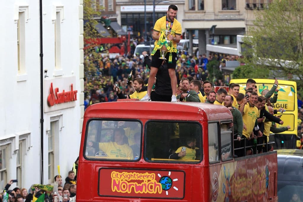 Así festejaron los futbolistas, aficionados, y todos los involucrados con el Norwich City en el desfile realizado en la ciudad de Norwich, en Norfolk, Inglaterra, donde celebraron el título obtenido en The Championship y su regreso a la Premier League para 2019-20. Incluso jugaron en el estadio Carrow Road un interescuadras para deleitar a la afición.