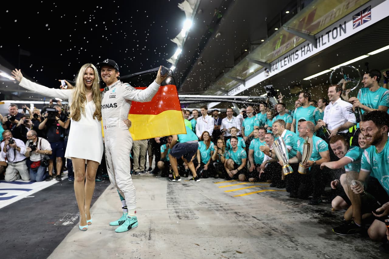 Sorpresivamente
<b>Nico Rosberg decidió cerrar su campaña en la Fórmula 1</b> para pasar más tiempo con su hija y su esposa Vivian Sibold, quien fuera el gran sostén en el aspecto humano durante estos años. Después de Jody Scheckter, es el
<b>segundo piloto más joven en retirarse de la categoría habiendo ganado un mundial</b>.
<b>206 Grandes Premios, 23 victorias, 30 pole positions.</b>