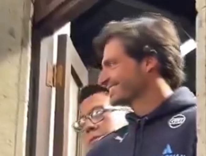 Carlos Sainz fue sorprendido cuando se asomó a un balcón en la Colonia Juárez.