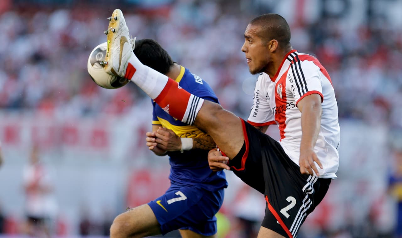 El actual defensa de Toluca, jugó para Boca de 2005 a 2008 y de 2010 a 2018 para River. Con los xeneizes conquistó dos ligas y con los millonarios ganó varias copas.