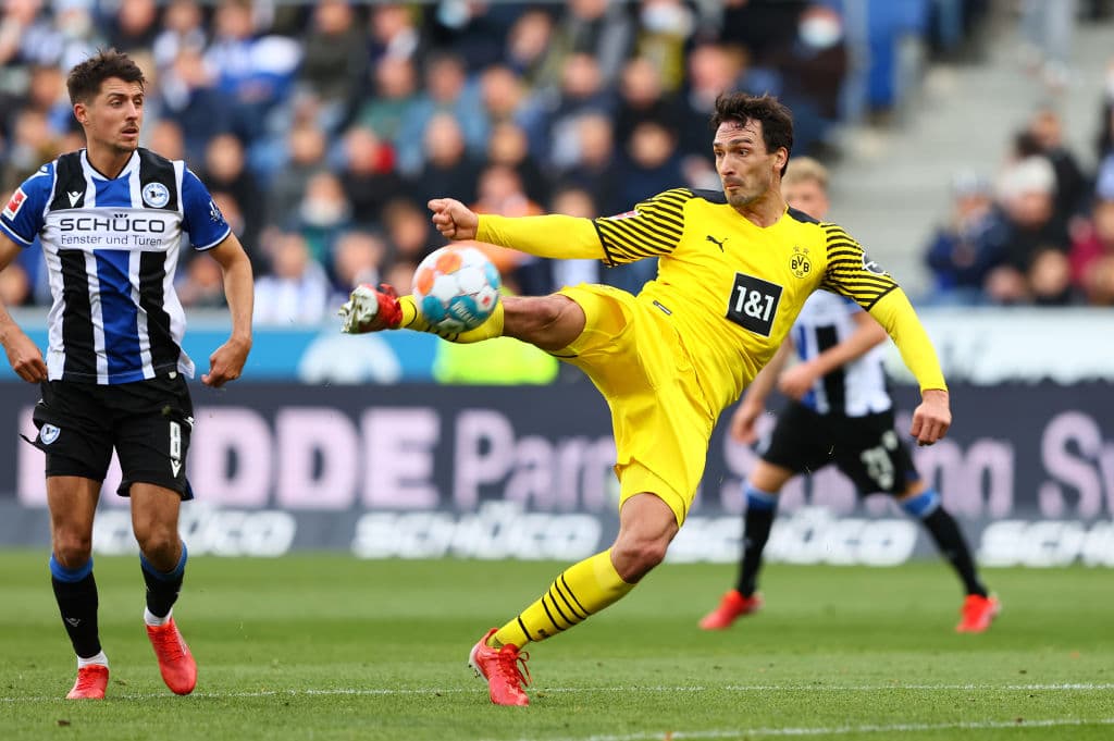 De la mano de Lewandowski, Bayen golea 4-0 al Hoffenheim, sin Erling Braut Halaand, Borussia Dortmund logra vencer 1-3 al Arminia Bielefeld, Leipzig golea 4-1 al Greuther y Freiburg vence 0-2 en su visita al Wolfsburg.