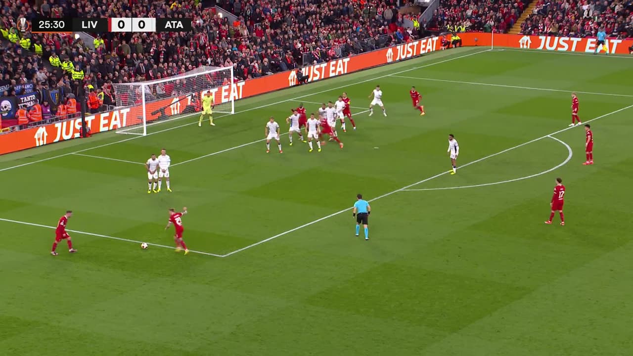 ¡CERCA! Harvey Elliott disparó que se estrella en el poste.