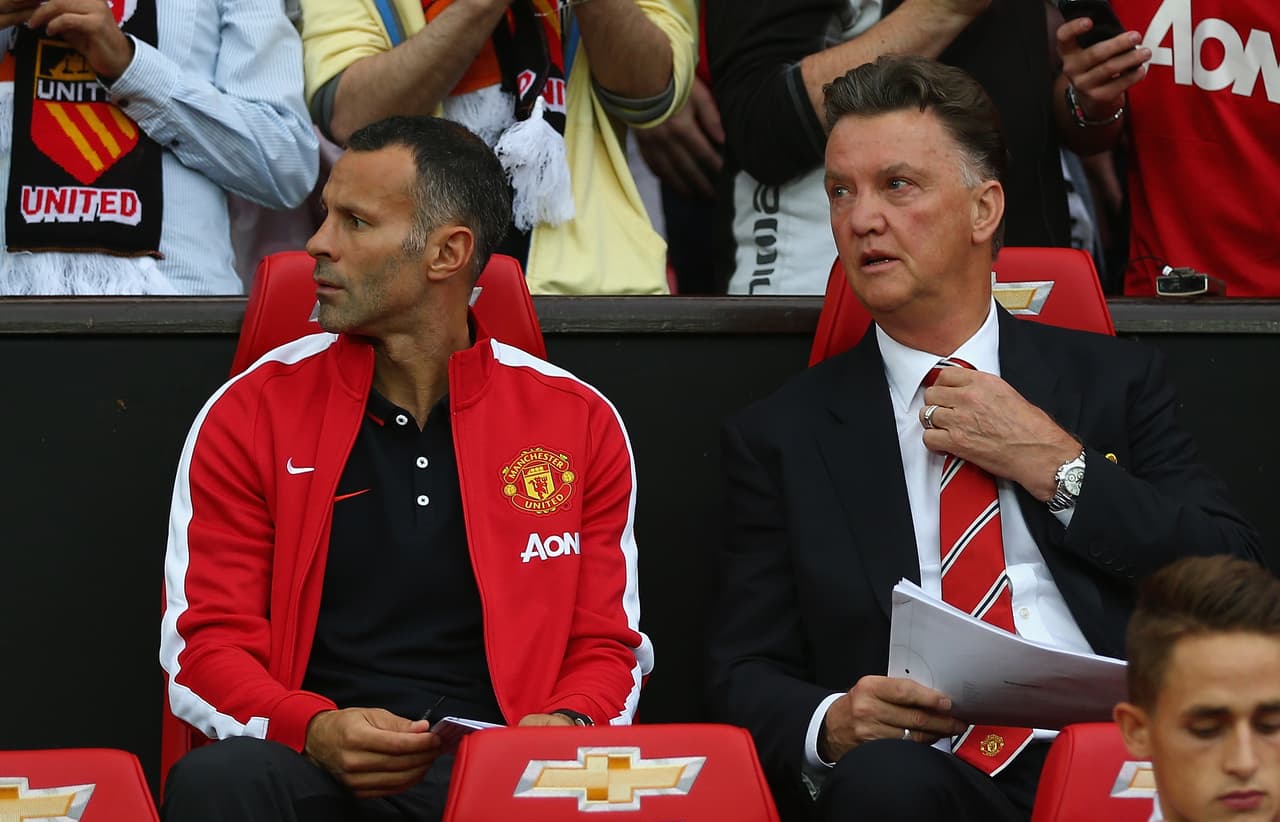 En 2014, apenas siete meses de que remplazara a Alex Ferguson, David Moyes salió del Manchester United y el galés Ryan Giggs, símbolo del ManU, asumió las riendas mientras seguía como jugador activo.