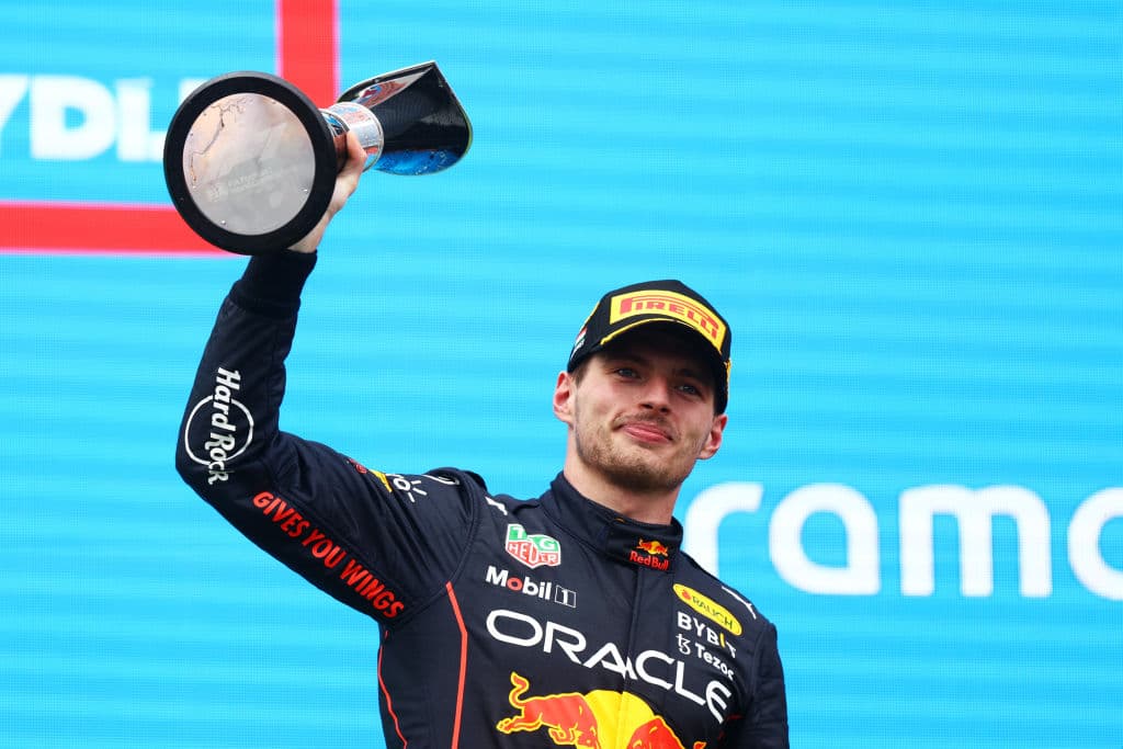 El neerlandés 
<b>Max Verstappen</b> (Red Bull) reforzó este domingo su ventaja al frente del Mundial de Fórmula Uno al ganar el 
<b>Gran Premio de Hungría</b>, el decimotercero del campeonato, que se disputó este domingo en el Hungaroring, mientras que su compañero, el mexicano 
<b>Sergio 'Checo' Pérez</b>, terminó en el quinto lugar.