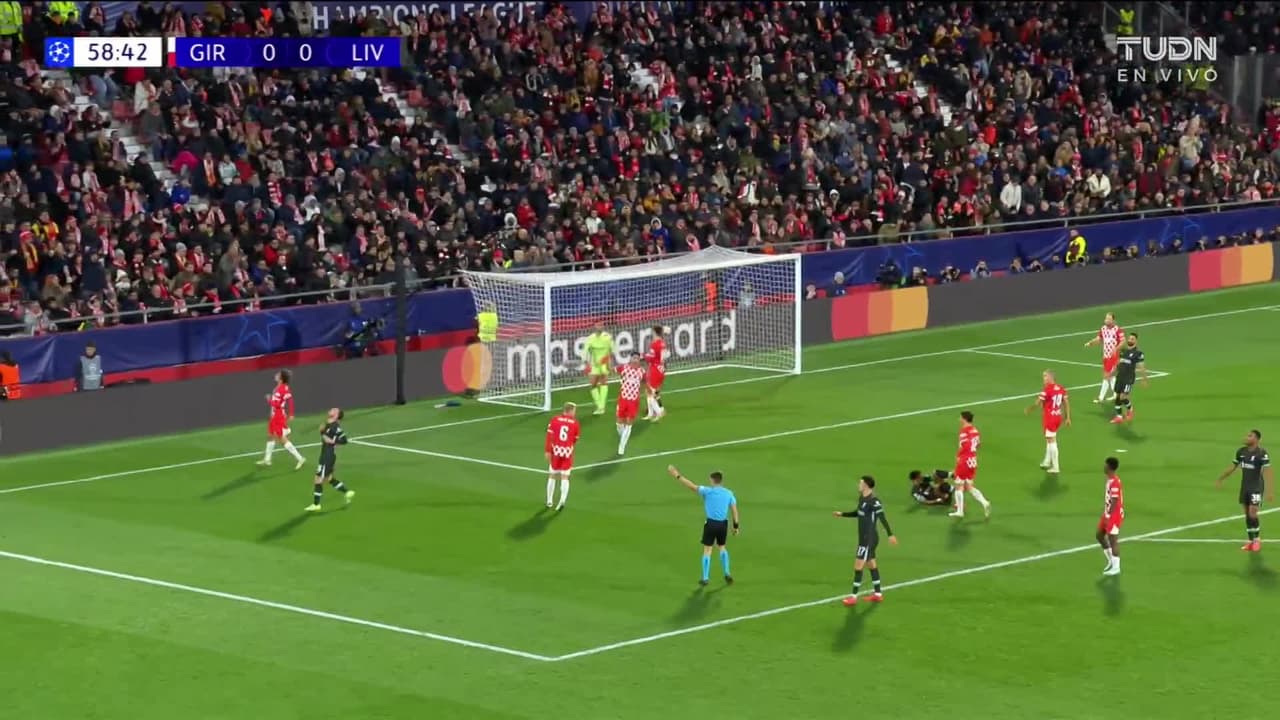 ¡TIRO ATAJADO! disparo por Andy Robertson.