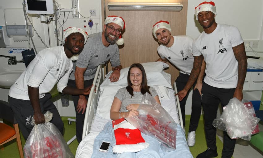 Integrantes del campeón de Europa convivieron y regalaron sonrisas a niños del hospital Alder Hey de Liverpool.