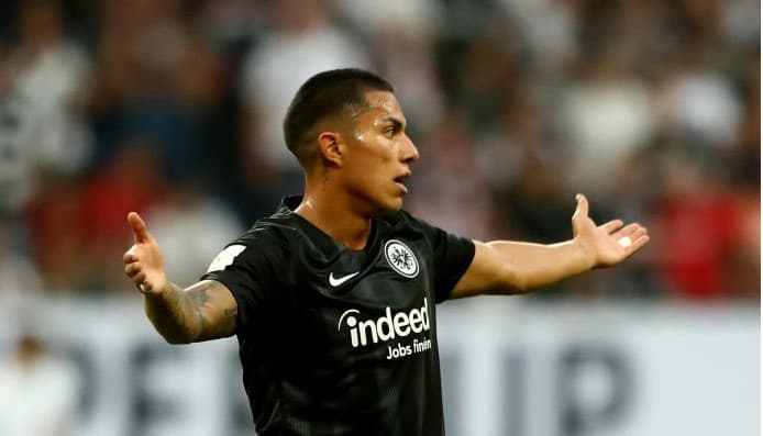 Carlos Salcedo fue amonestado en la victoria de Eintracht Frankfurt 0-2 contra Friburgo, con lo que se ubica tercero en el arranque de la Bundesliga.