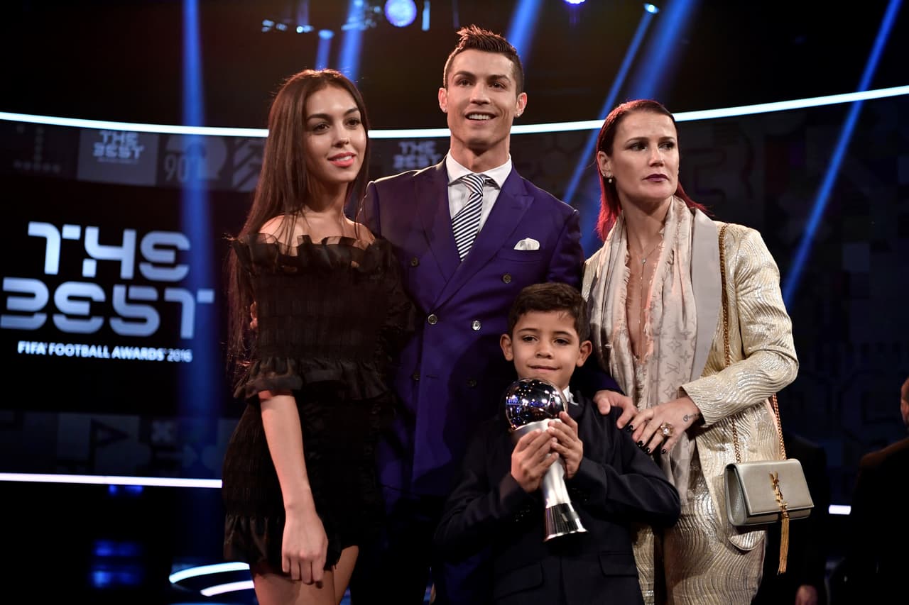 Cristiano Ronaldo tiene en su primer hijo Cristiano Jr. a su 'heredero' más famoso y su pareja Georgina Rodríguez está embarazada. Se estima que tiene unos siete años.