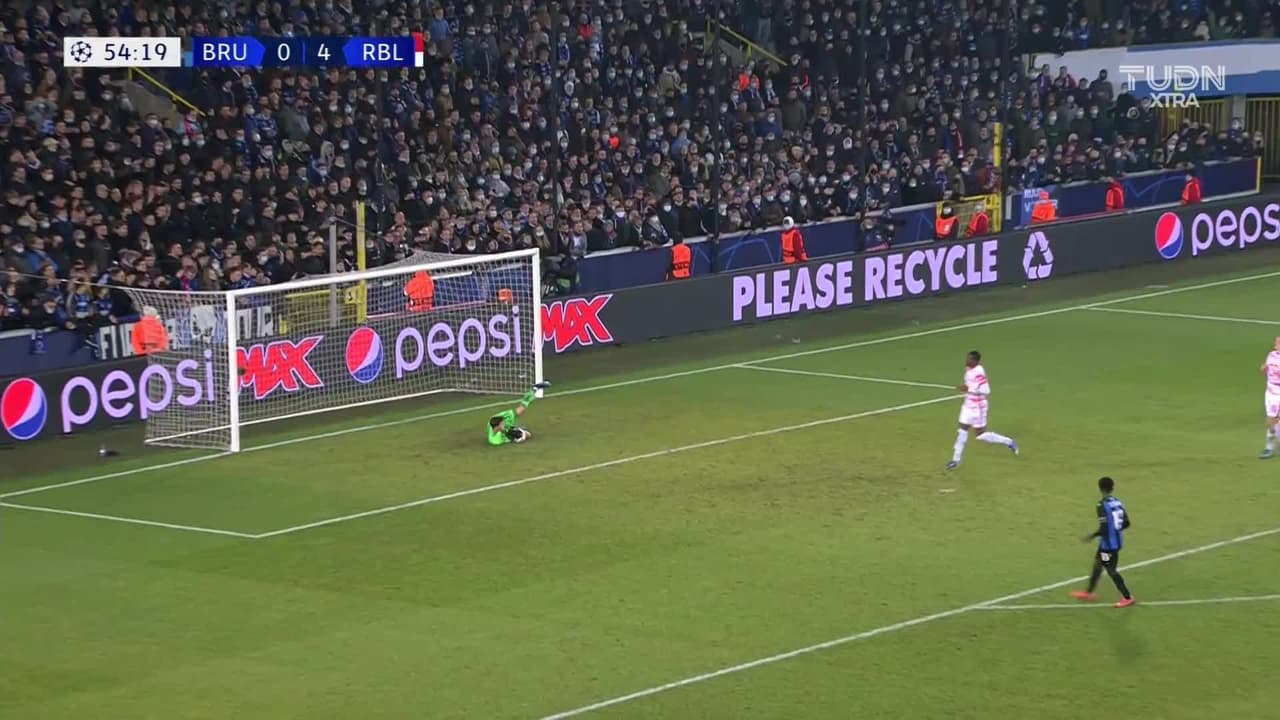 ¡TIRO ATAJADO! disparo por Mats Rits.