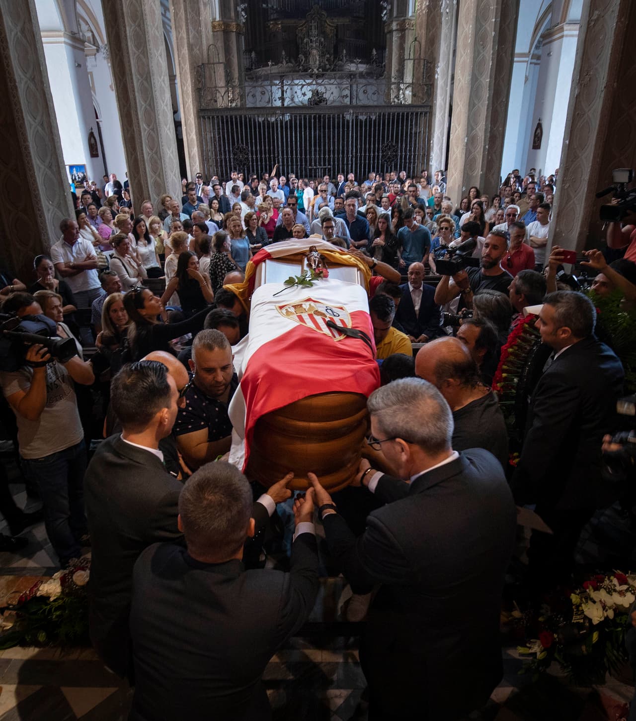 Miles de personas acudieron a las calles de Sevilla a despedir a José Antonio 'La Perla' Reyes, símbolo del Sevilla Club de Fútbol, exitoso con el Arsenal y Atlético de Madrid. El futbolista de 35 años, quien estaba ligado al Extremadura de la Segunda División, murió en un accidente de tránsito al circular a alta velocidad el sábado pasado. Este fue el modo en el que despidieron al sevillano, entre lágrimas y palmas.