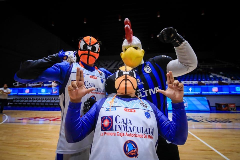 Los asistentes se divirtieron y apoyaron a personas de escasos recursos donando una cobija para combatir el frío de la época. El encuentro de básquetbol fue para Libertadores 46-22 y el de futbol para Gallos 10-5.