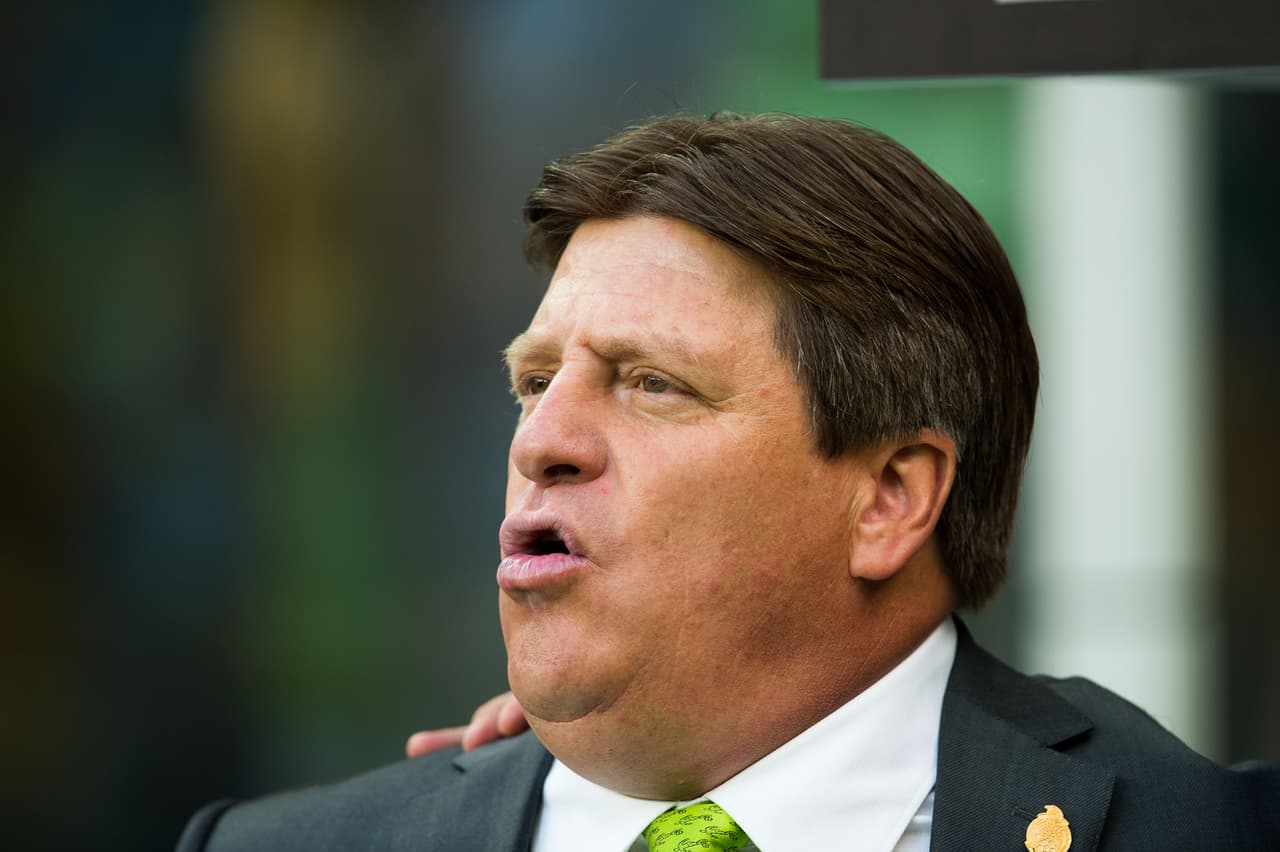 El técnico de México violó el código de ética por realizar proselitismo político.