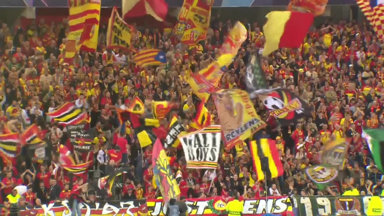 Arranca el partido y la pelota está en juego.