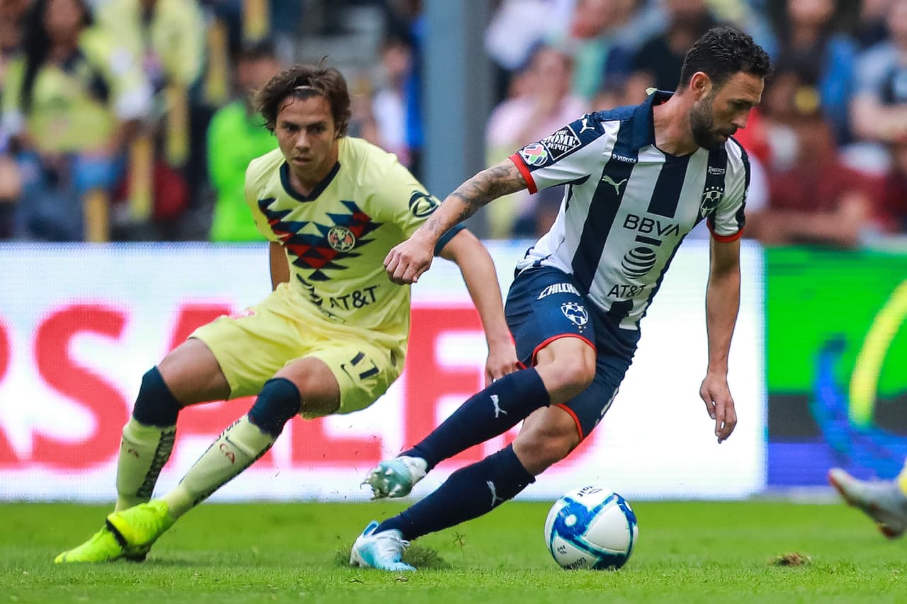 Miguel Layún, elemento de Rayados que aparece como lateral derecho, tiene 77 de puntuación.