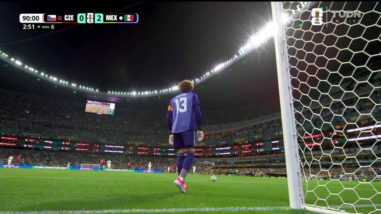 ¡GOL!  anota para México. Álvaro Fidalgo