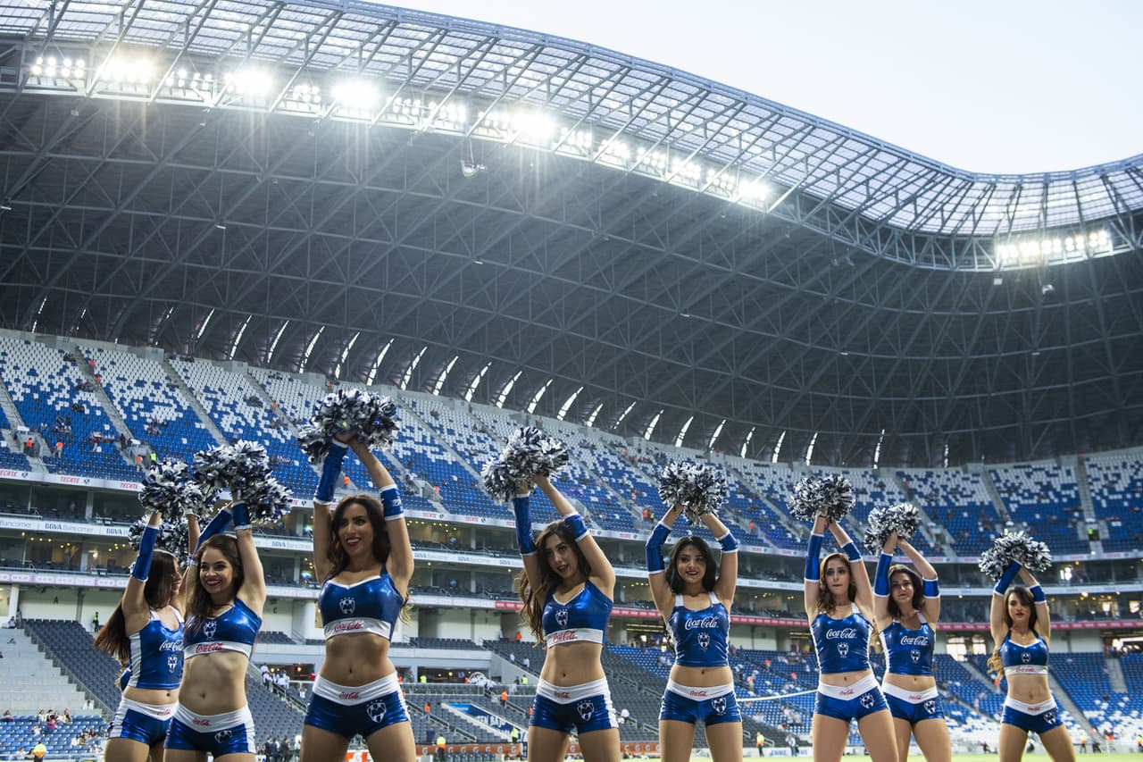 Así comenzaba la fiesta con la actuación del grupo de animadoras de la escuadra comandada por Diego Alonso.