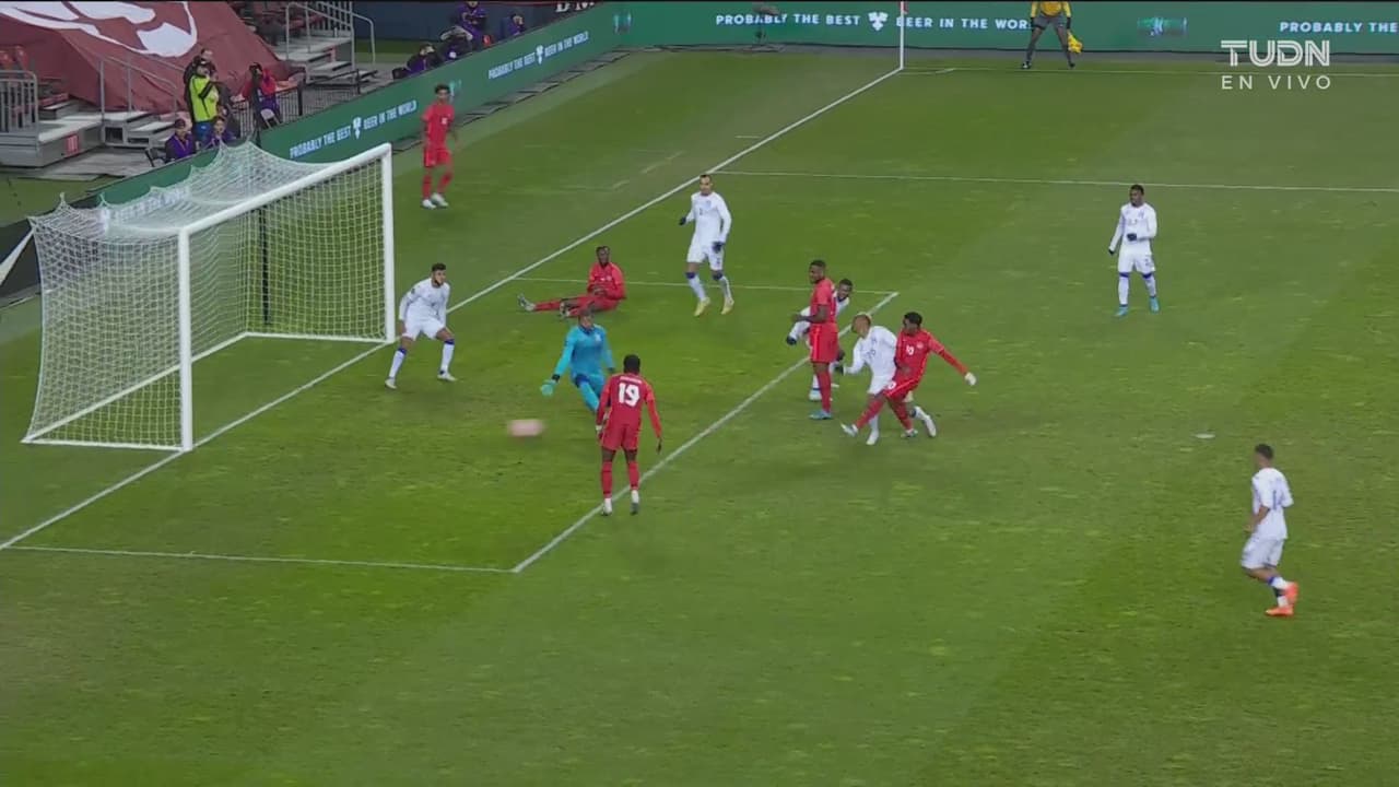 ¡Llega el 3-0! David la pone en la esquina del arco de Honduras