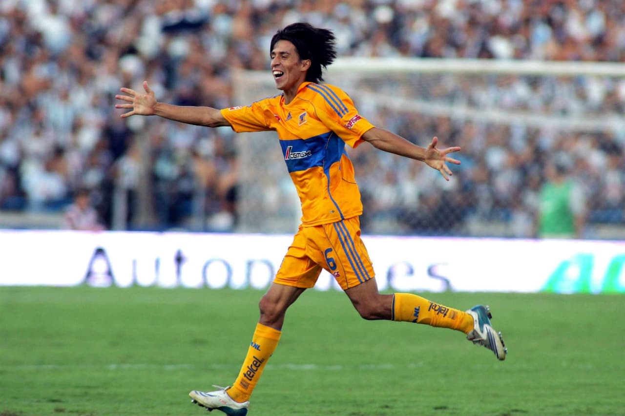 En el 2008 se dio la llegada de Lucas Lobos desde el Cádiz de España. Otra de las grandes contrataciones de la directiva 'Felina'. El argentino marcó 68 gole sen 6 temporadas y media con la camiseta de Tigres.